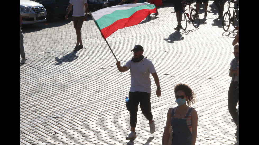 Шестият протест в София започна без напрежение