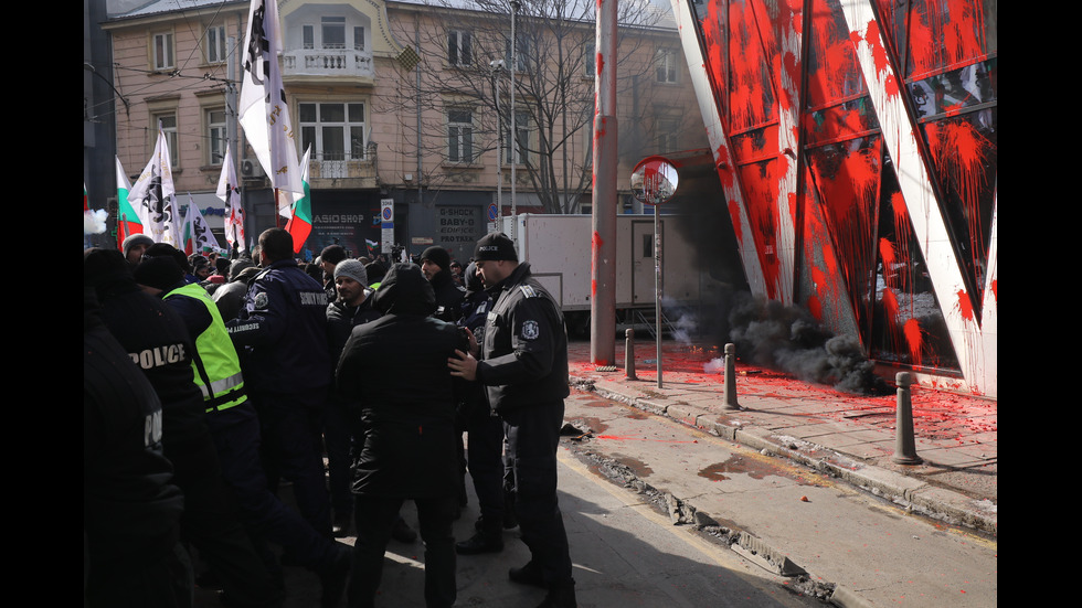 Ранени полицаи и арести на протеста на „Възраждане”