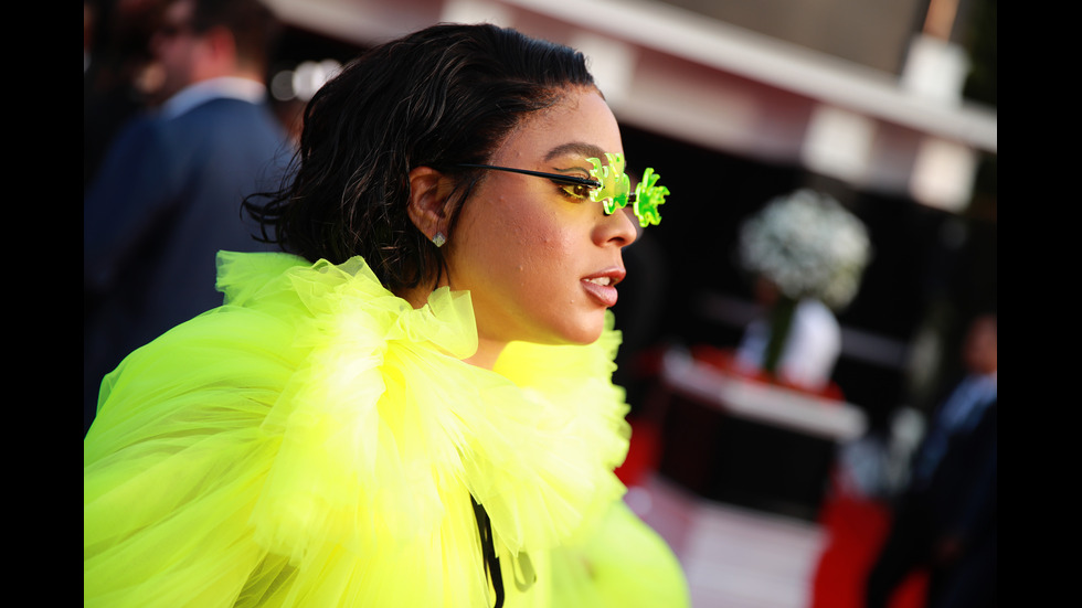 Стил и сексапил завладяха червения килим на наградите „Грами”