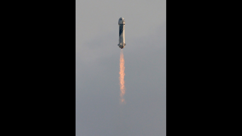 Джеф Безос излетя в Космоса с частна капсула