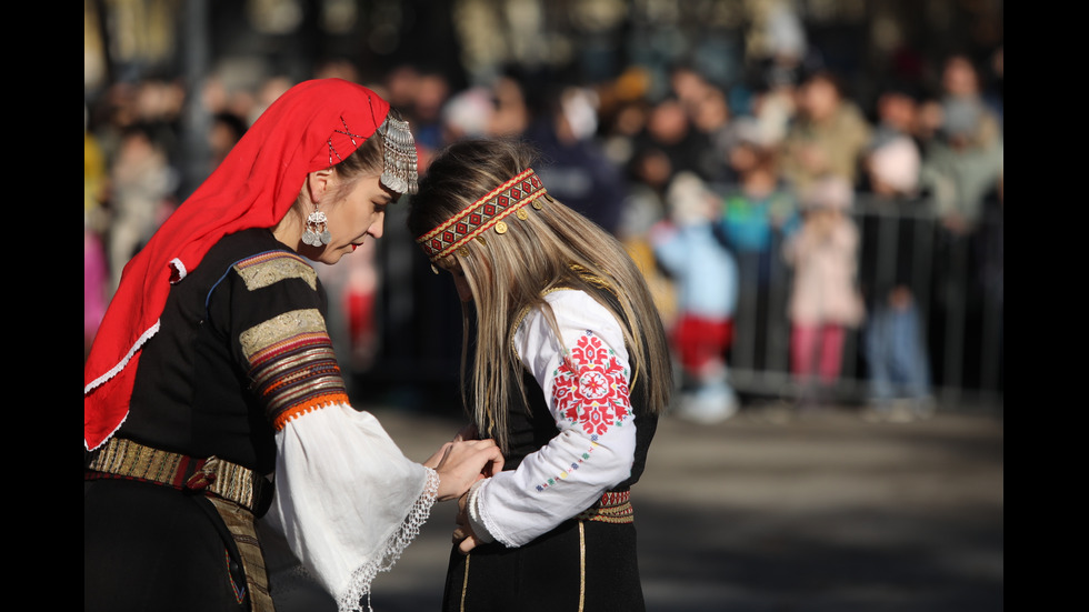 Стотици сурвакари дефилират в Борисовата градина