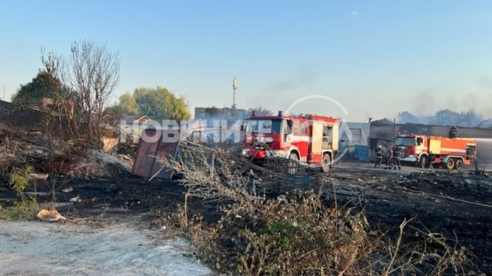 Продължава гасенето на пожара в депо за строителни отпадъци в Бургас