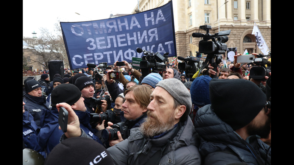 Протест срещу антиCOVID мерките в центъра на София, премиерът отиде при демонстрантите