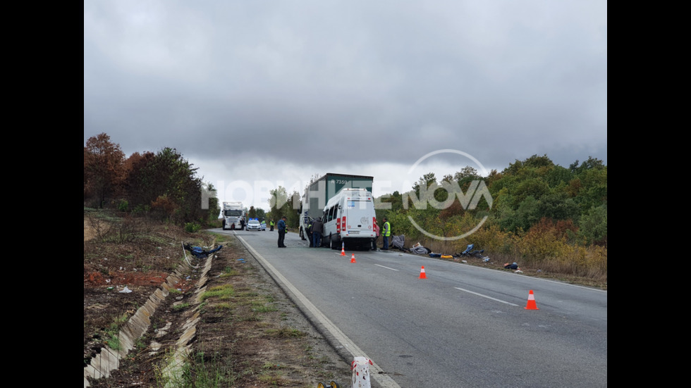 3 загинали и 16 ранени при удар между тир и бус край Лесово