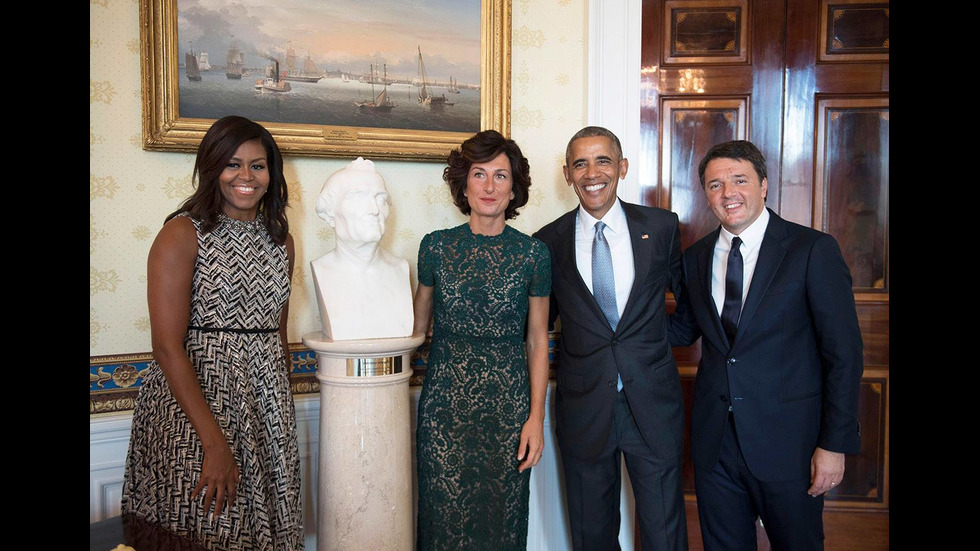 Мишел Обама сияе в рокля на "Версаче"