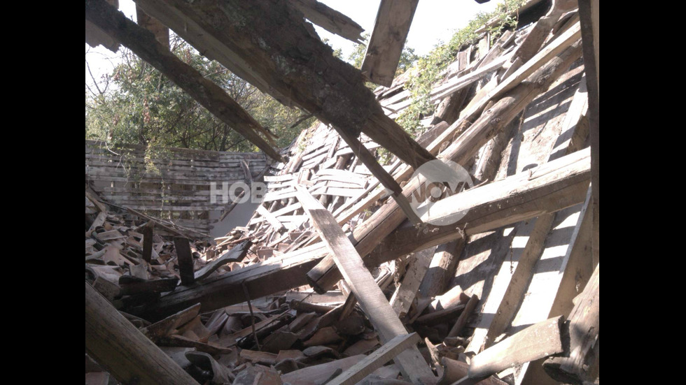Срути се част от покрива на манастир в Пловдивско