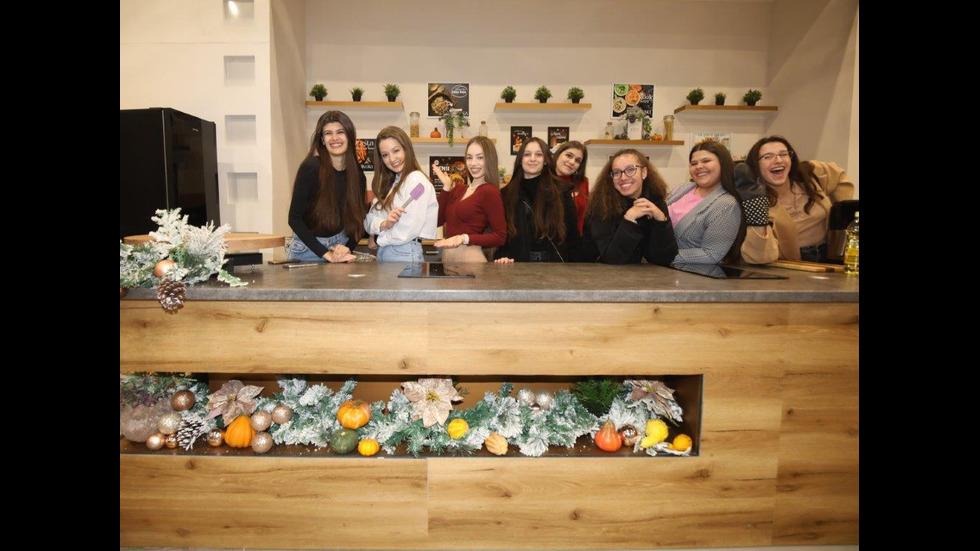 Студенти по журналистика на посещение в свръхмодерния медиен комплекс на NOVA