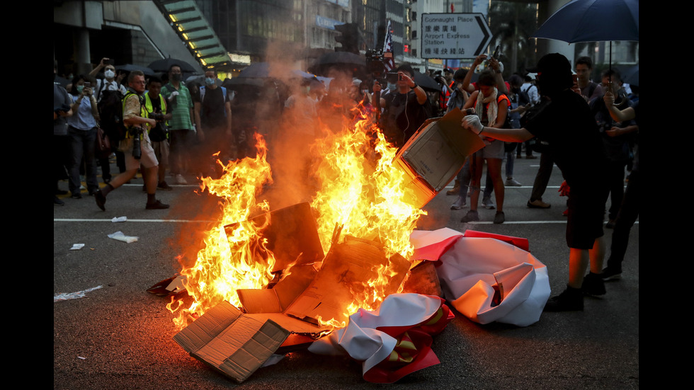 Многохилядни протести в Хонконг след забраната за носене на маски