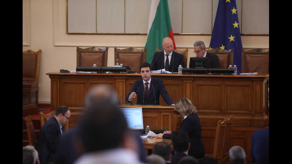 Скандал в парламента, отстраниха депутат от ПП от пленарната зала