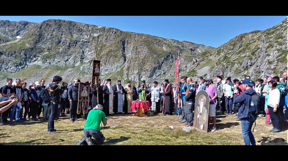 Патриарх Даниил се появи на кон за водосвет на Рила (СНИМКИ)