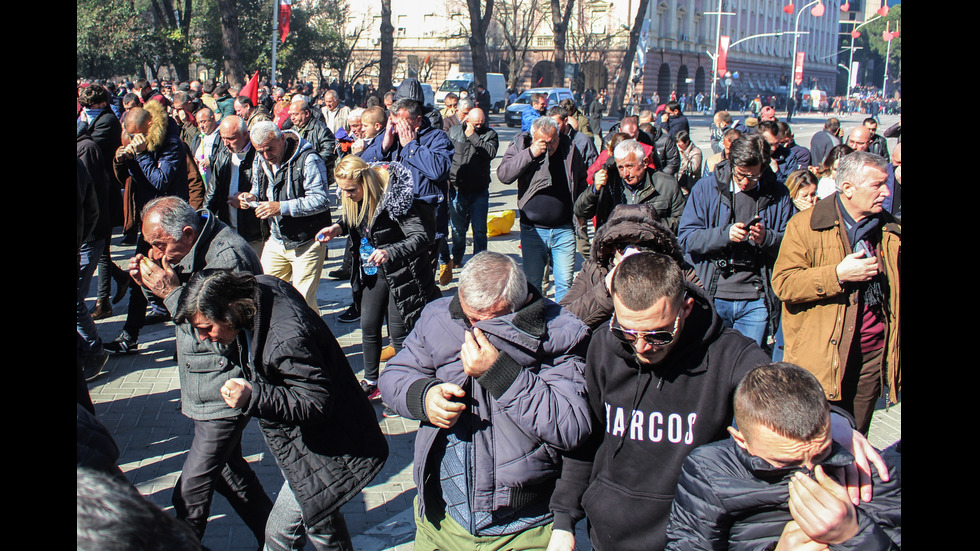 Ранени полицаи и цивилни при антиправителствен протест в Албания