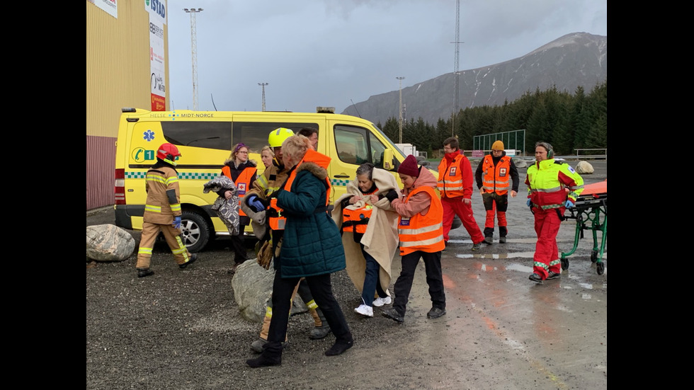 Евакуираха 1300 души от аварирал круизен кораб в Норвегия