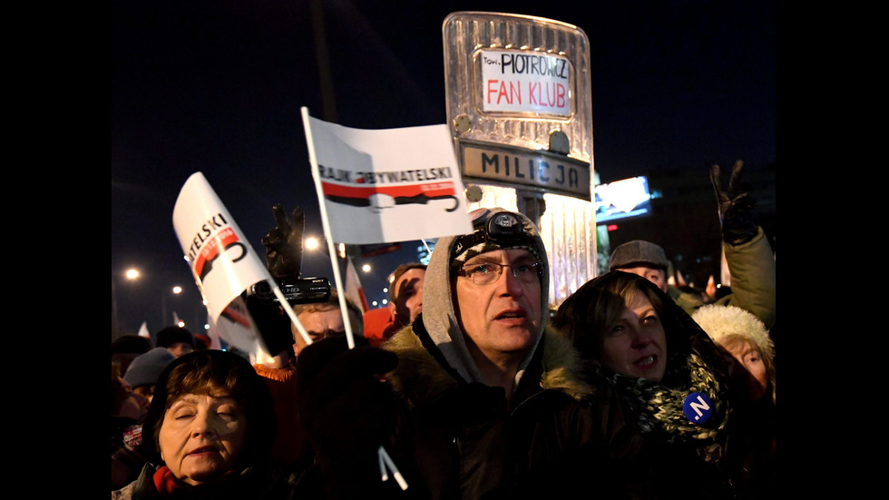 Хиляди поляци излязоха по улиците на Варшава на протест