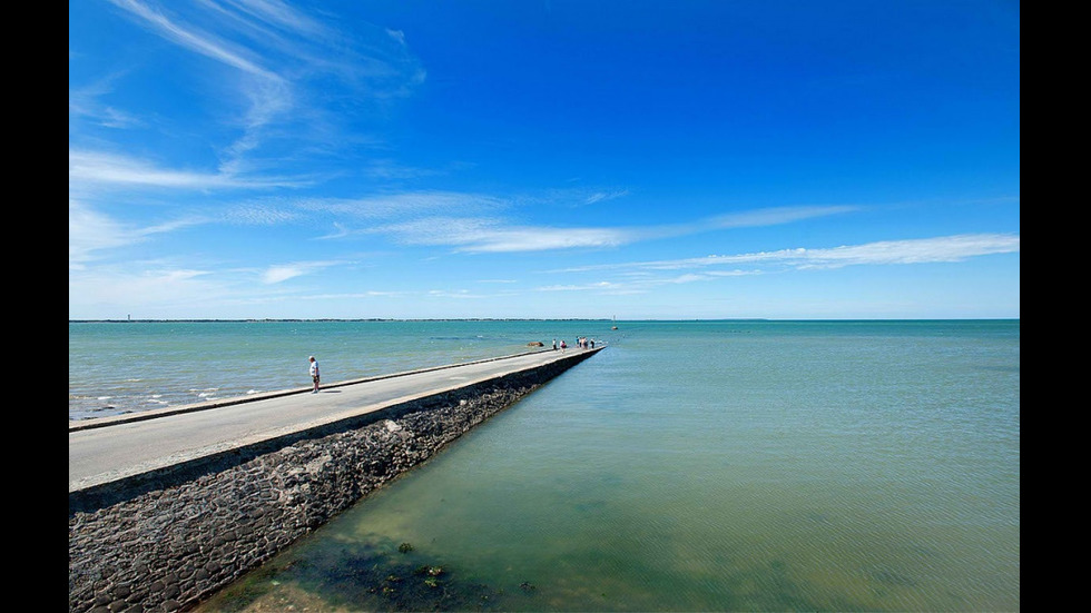 Опасен път във Франция изчезва под вода