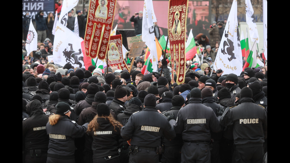 "Възраждане" организира протест срещу зеления сертификат, докараха водно оръдие пред НС