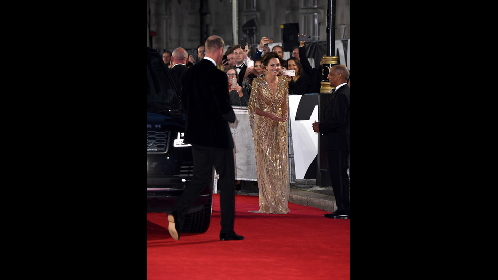 КРАЛСКИ БЛЯСЪК: Изящната Кейт Мидълтън на червения килим в Лондон