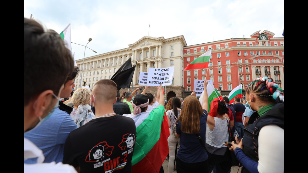 Шестият протест в София започна без напрежение