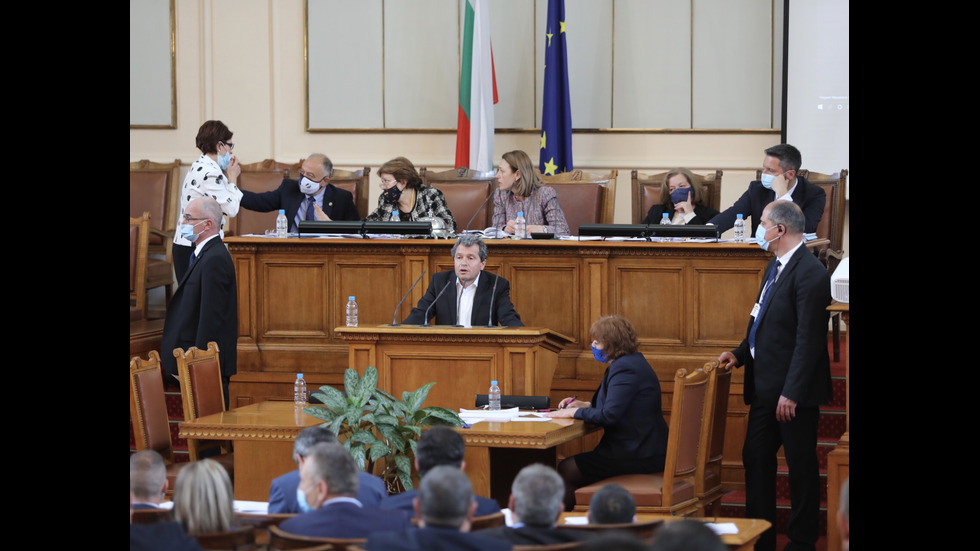 Бурни дебати в първия работен ден на новото Народно събрание
