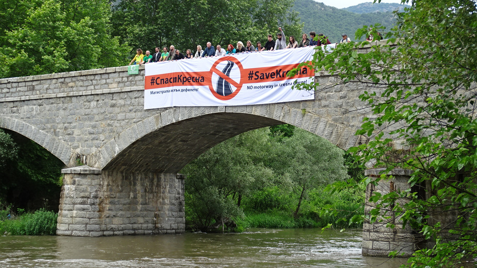 Природозащитници на протест срещу строителството на АМ "Хемус" през Кресна