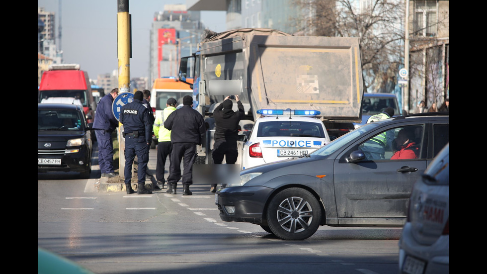 Камион блъсна и уби пешеходец в София