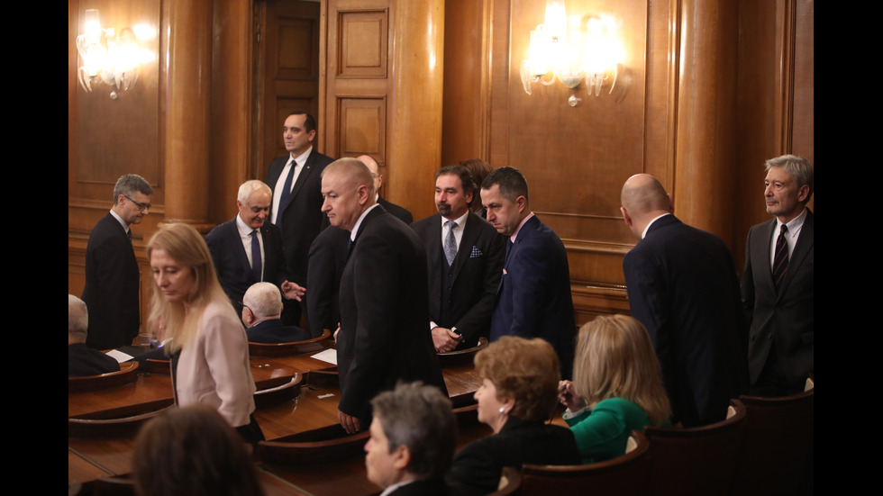Парламентът решава дали да подкрепи проектокабинета "Габровски"