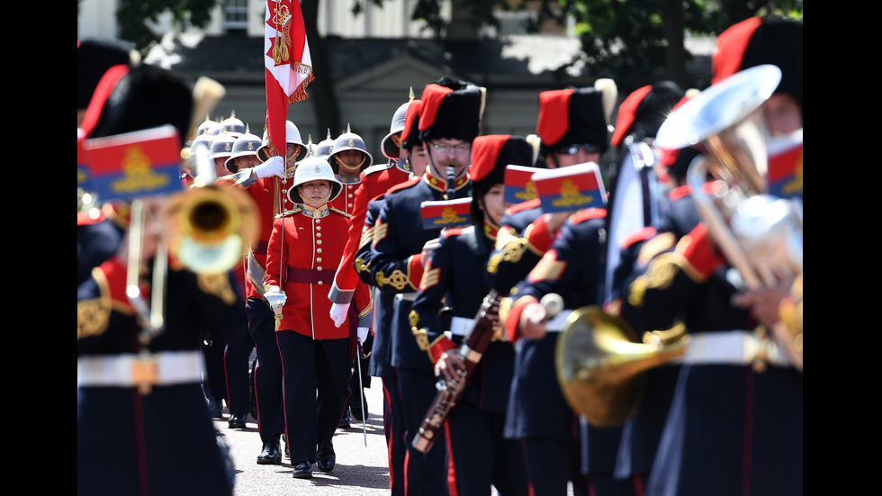 Канадка води смяната на кралския караул пред Бъкингамския дворец