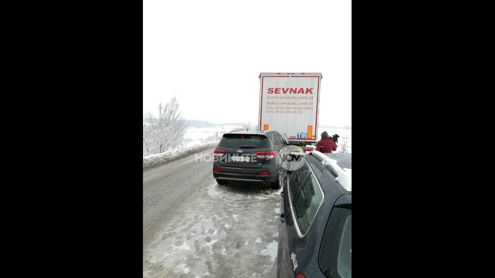 Кола се заби в тир при Прохода на Републиката