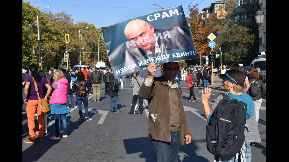 Протестиращи и полиция блокираха района около ВСС и Орлов мост