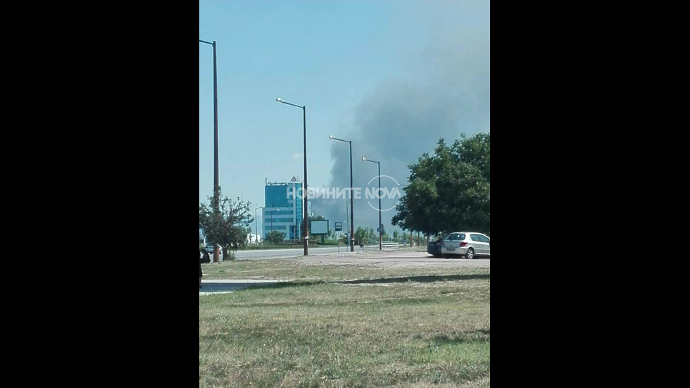 Голям пожар избухна в столичен квартал