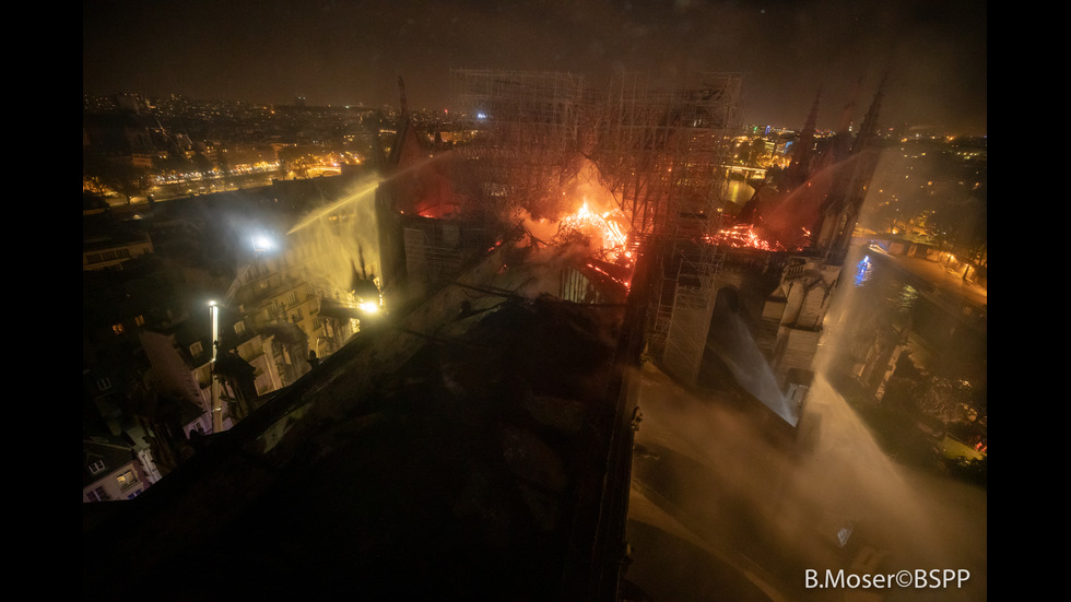 Пожарникарите в епична битка с опустошителните пламъци на "Нотр Дам"