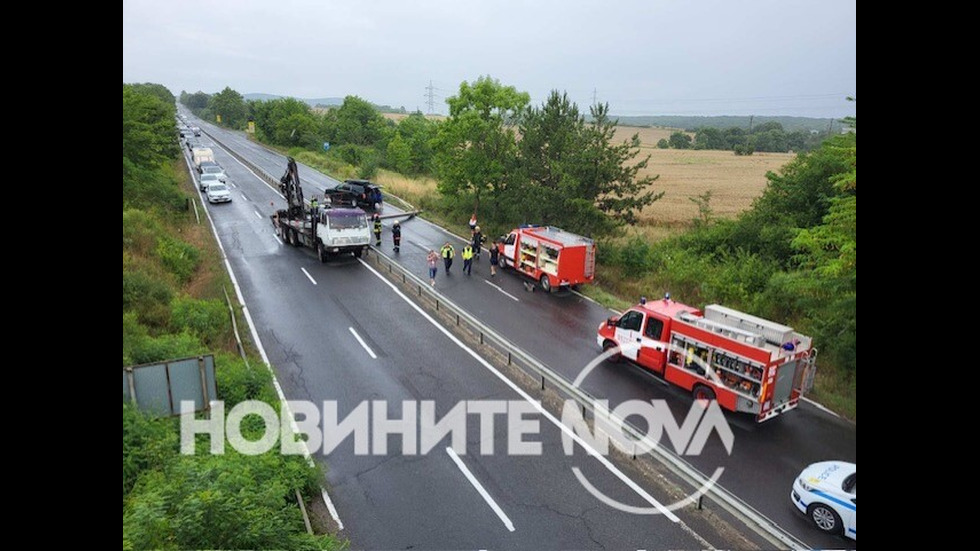 Камион събори предпазна рамка