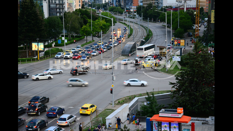 Жестока катастрофа с такси в София, има ранени