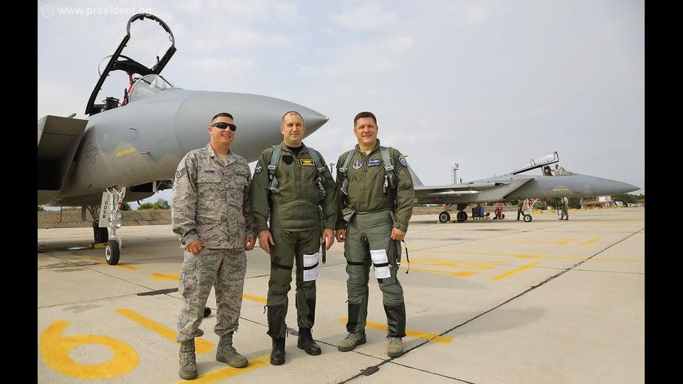 Радев летя с изтребител F-15C