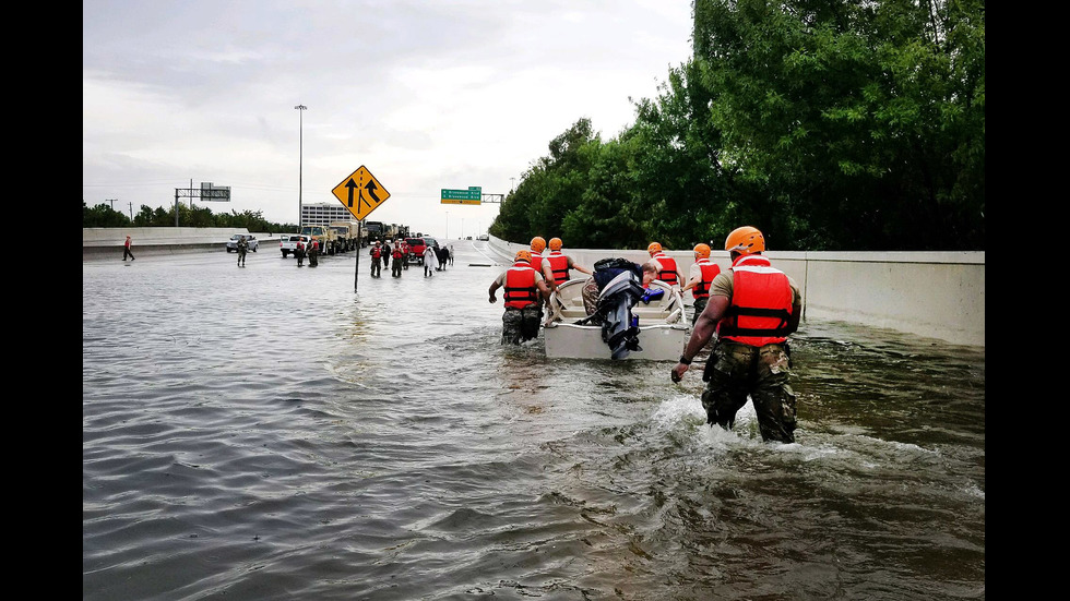 ЗАРАДИ УРАГАНА "ХАРВИ": Хюстън - под вода