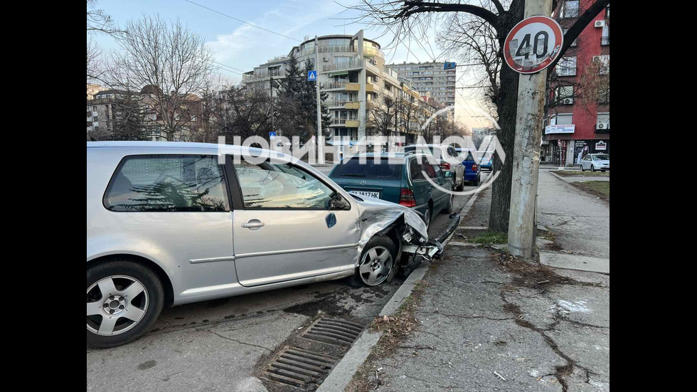 Кола удари 9 паркирани автомобила в София