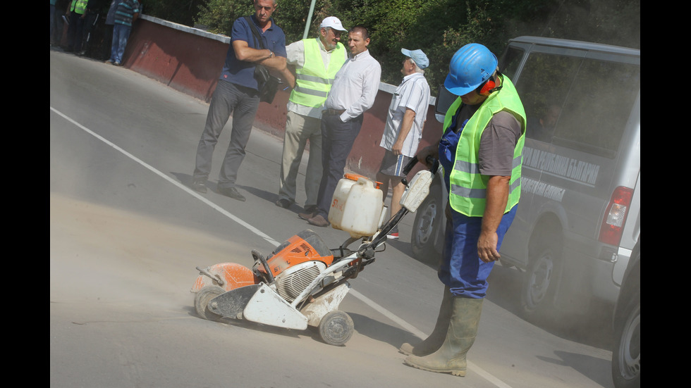 Вземат проби от асфалта на пътя София - Своге