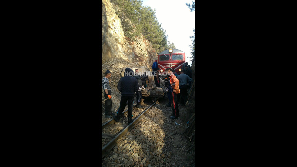 Пътнически влак дерайлира заради паднала скала на релсите