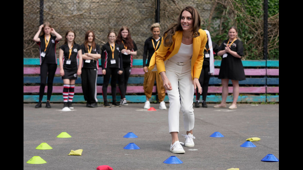 ЕЛЕГАНТНА В ЖЪЛТО: Принцесата на Уелс Катрин на благотворително събитие в Бат