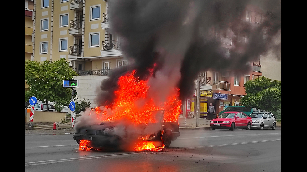 Кола изгоря насред столичен булевард