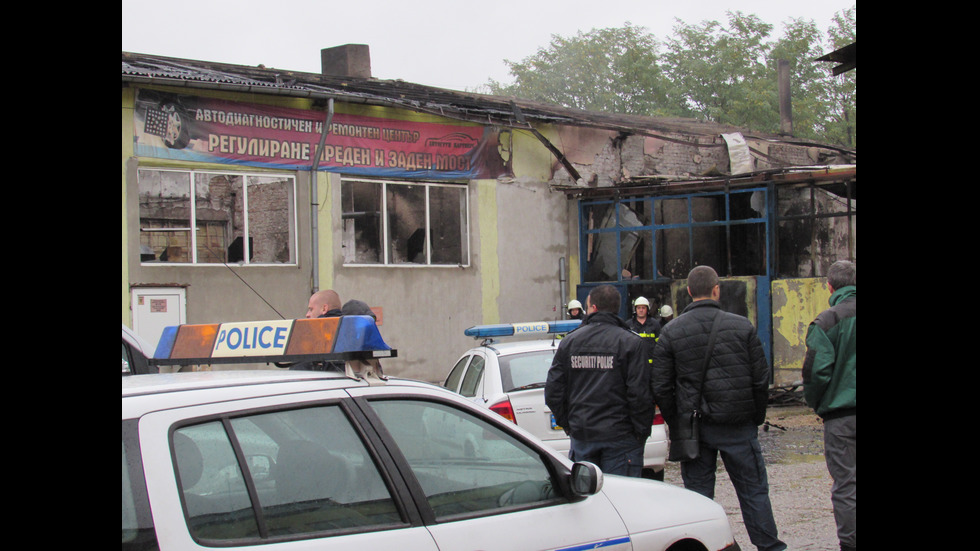 Голям пожар изпепели складове и автосервиз в Русе