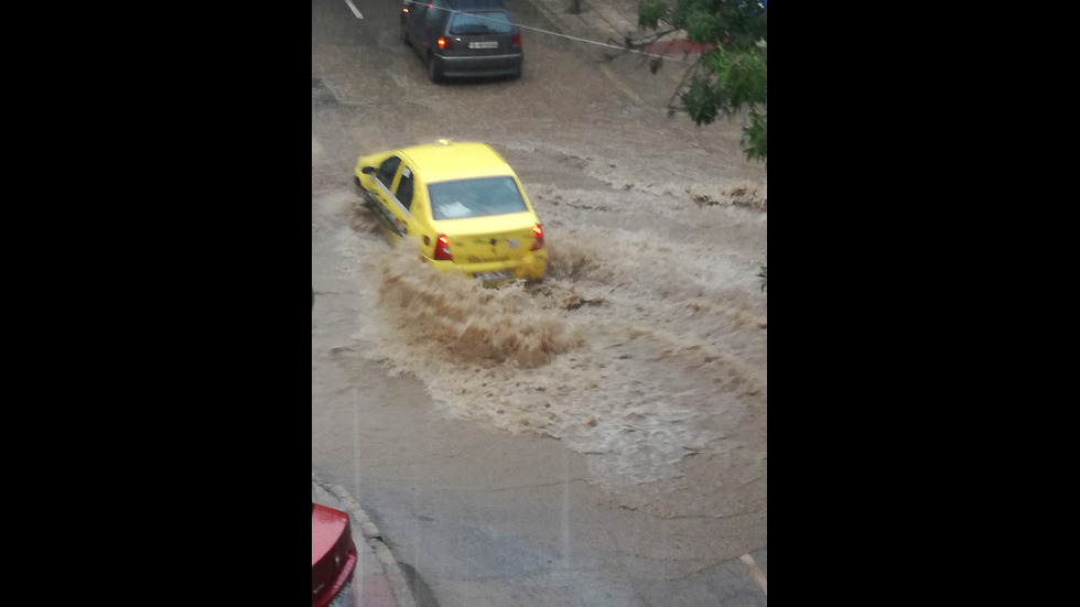 Проливен дъжд се изля във Варна