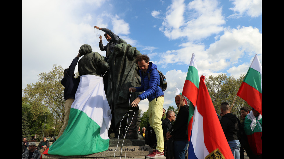 Сблъсъци белязаха протеста край Паметника на Съветската армия