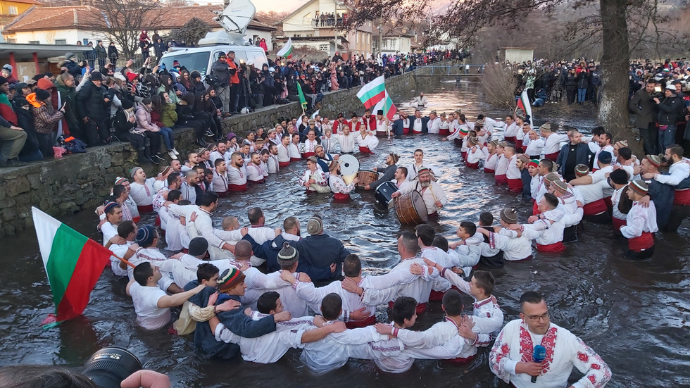 Мъжкото хоро се изви в ледените води на Тунджа в Калофер