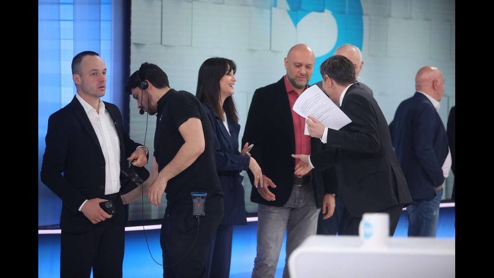 ЗАД КАДЪР: Изборният ден по NOVA В СНИМКИ