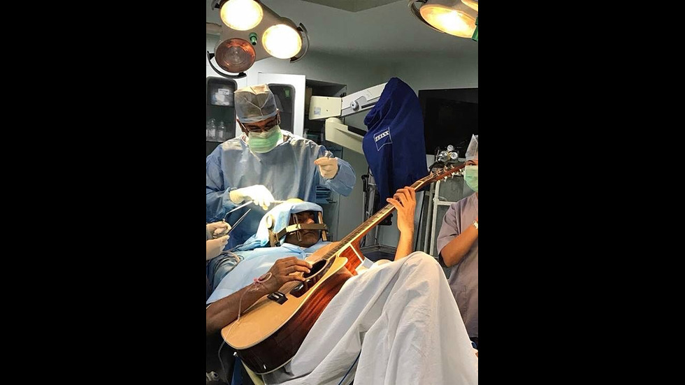 Музикант свири на китара по време на мозъчна операция