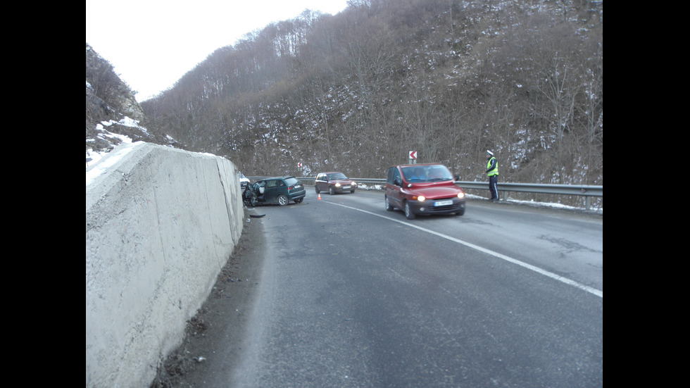 Кола се блъсна в автобус на пътя Симитли-Банско