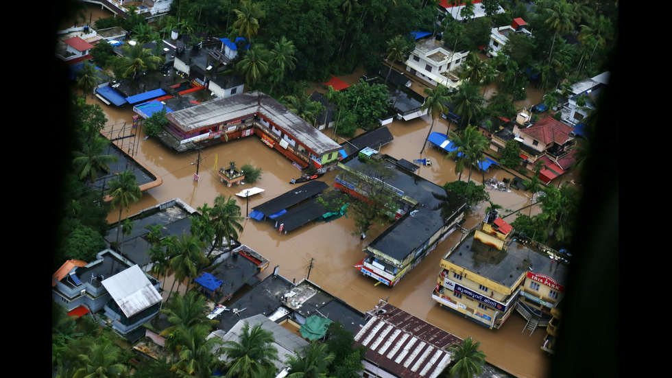 БЕДСТВИЕ В ИНДИЯ: Наводнения взеха 324 жертви