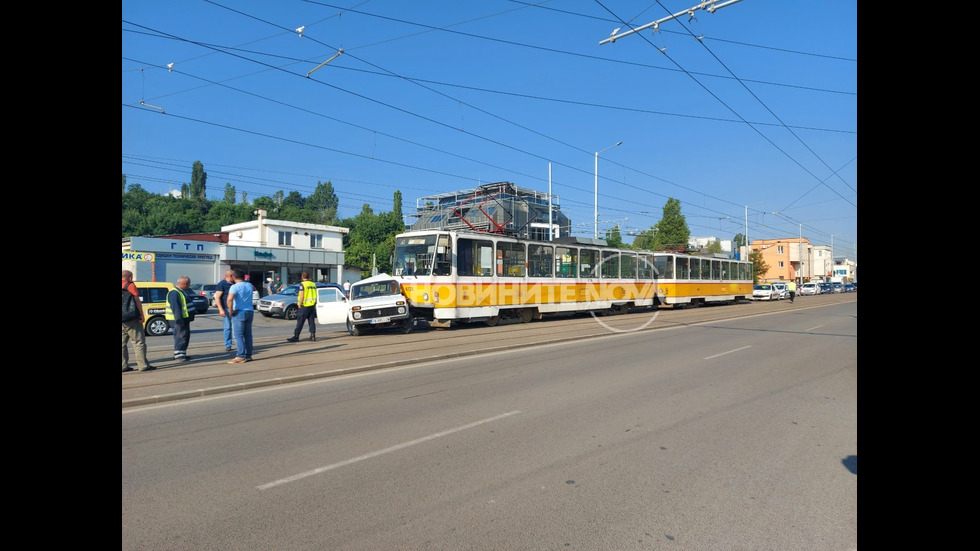 Трамвай удари кола след непозволен обратен завой в София