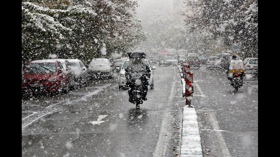 Сняг блокира трафика и затвори училищата в Техеран