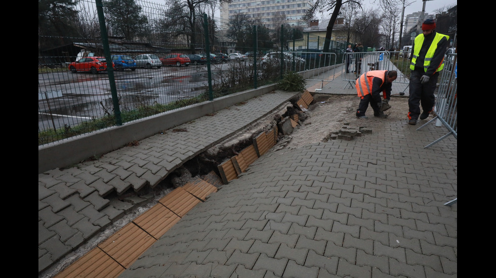 Пропадна тротоар в центъра на София